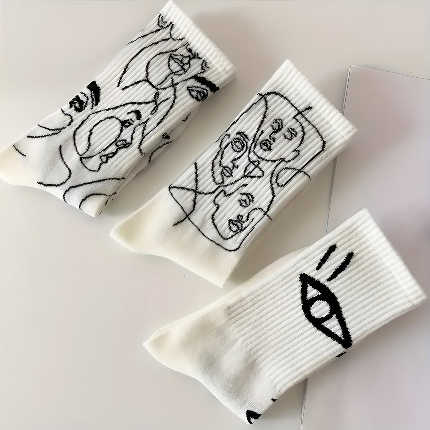 Staring Faces - Abstrakte Line Art Socken