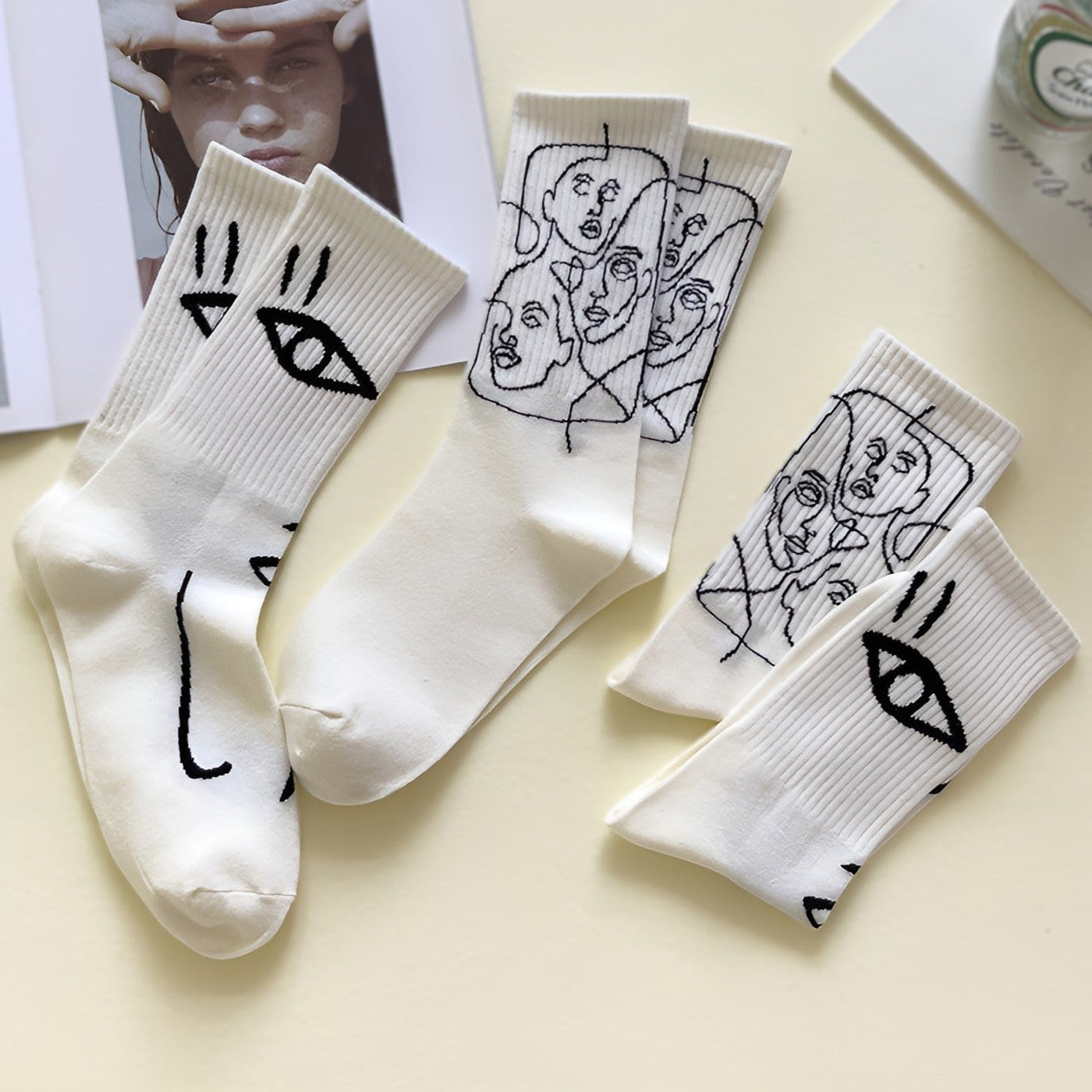 Staring Faces - Abstrakte Line Art Socken