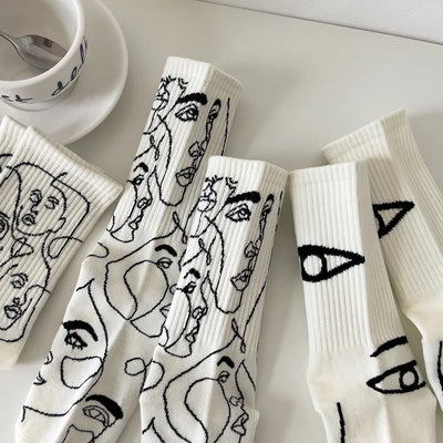 Staring Faces - Abstrakte Line Art Socken