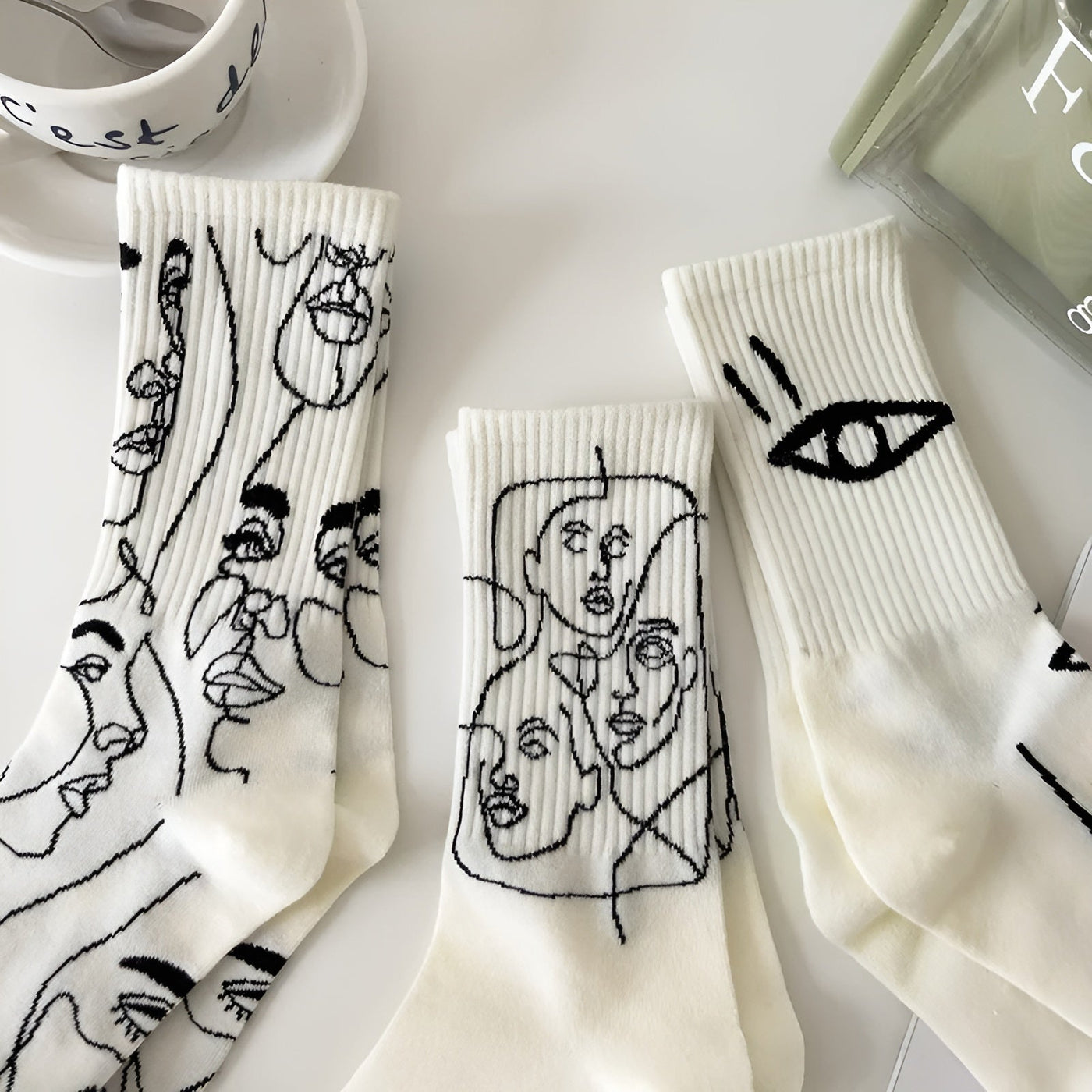 Staring Faces - Abstrakte Line Art Socken